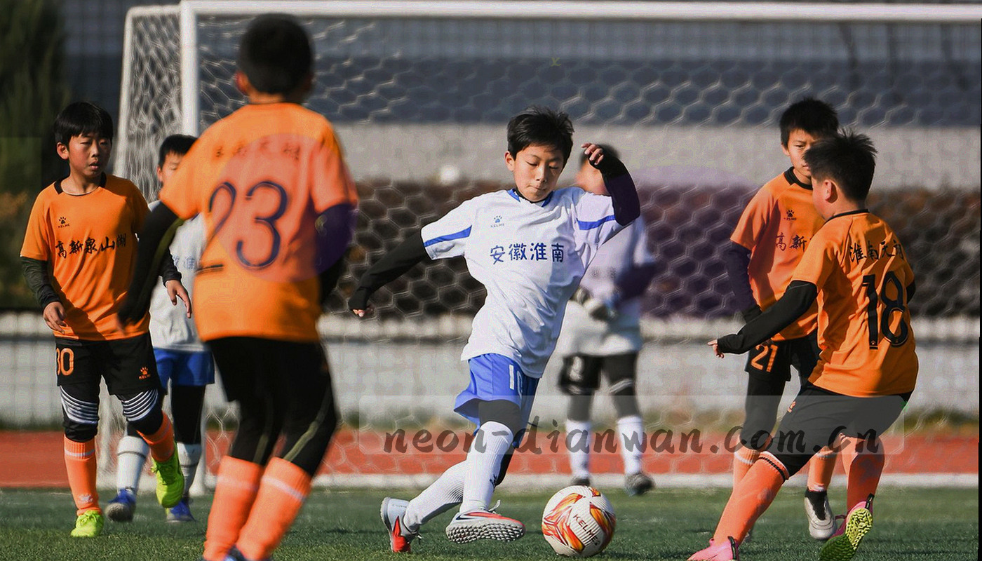 大屏上 12 格按键式入口面板，部分格子处于点亮状态